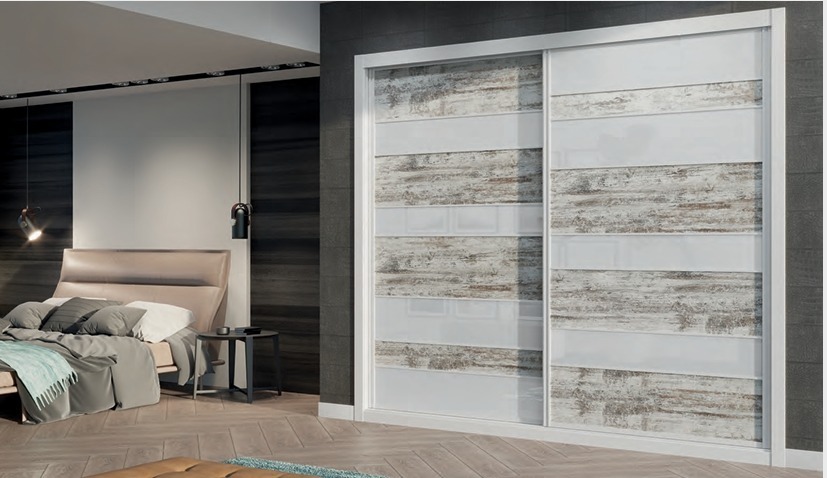VELARI Flow Harmony — armario corredero con franjas en madera envejecida y lacado blanco