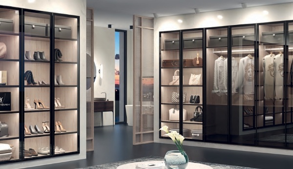 Velari Glass Noir: vitrina a medida con perfil lacado negro, cristal transparente e iluminación LED — VELARI Madrid